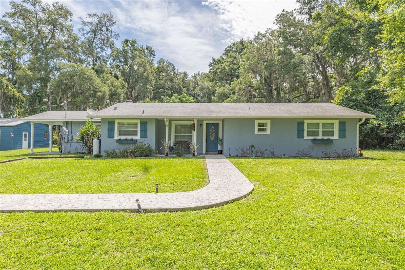 Single Family Residence in OXFORD, FL - Daniel Dourado