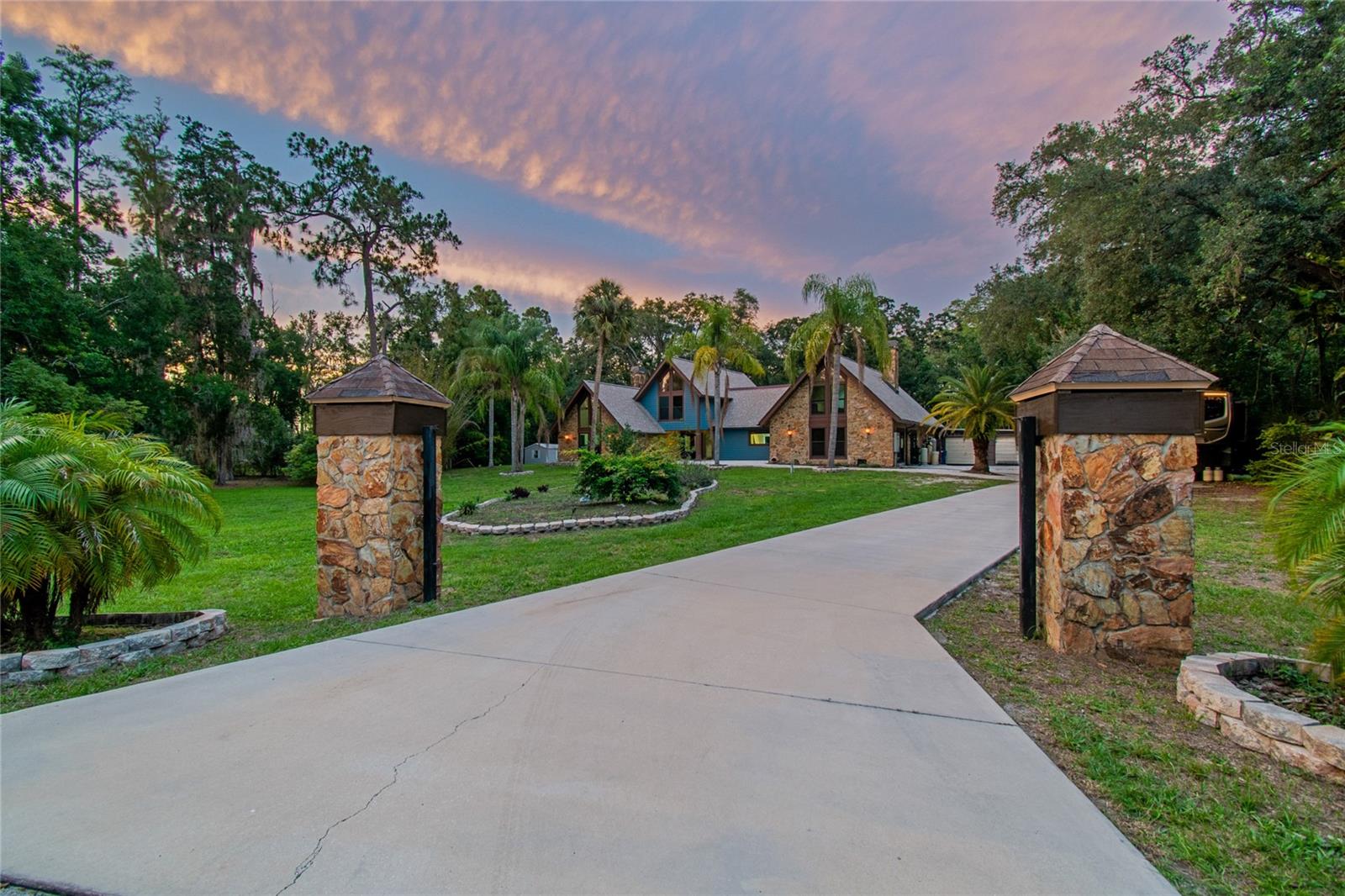 Single Family Residence in NEW PORT RICHEY, FL - Daniel Dourado