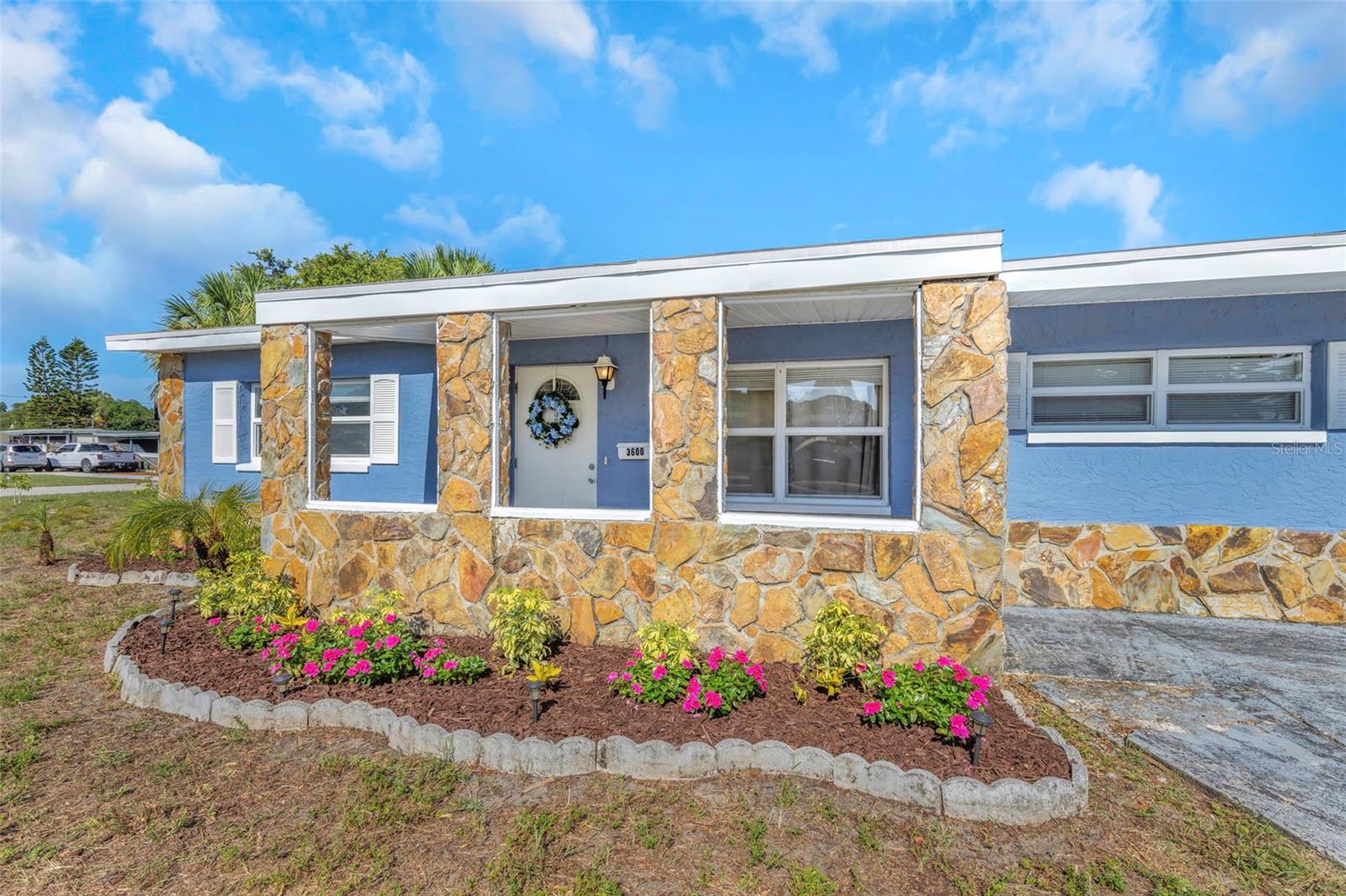 Single Family Residence in ST PETERSBURG, FL - Daniel Dourado