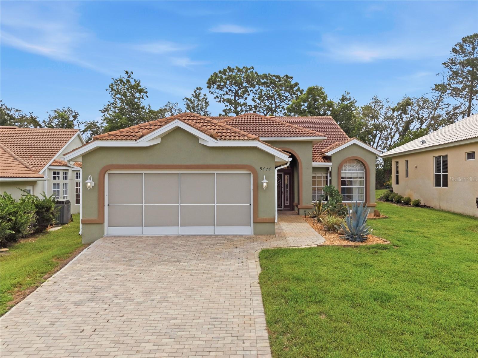 Single Family Residence em WEEKI WACHEE, FL - Daniel Dourado