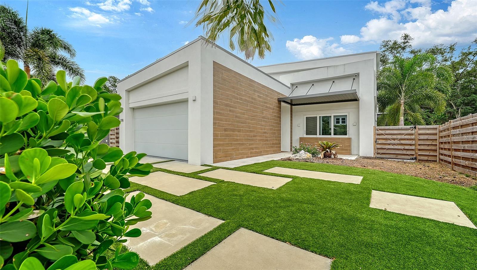 Single Family Residence in SARASOTA, FL - Daniel Dourado