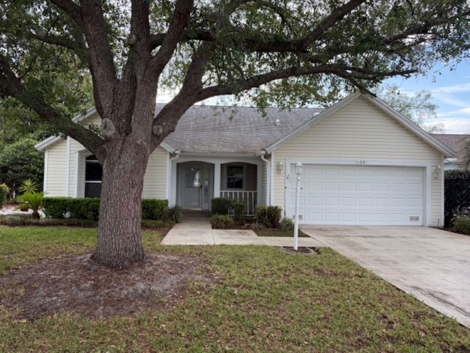 Single Family Residence in LADY LAKE, FL - Daniel Dourado
