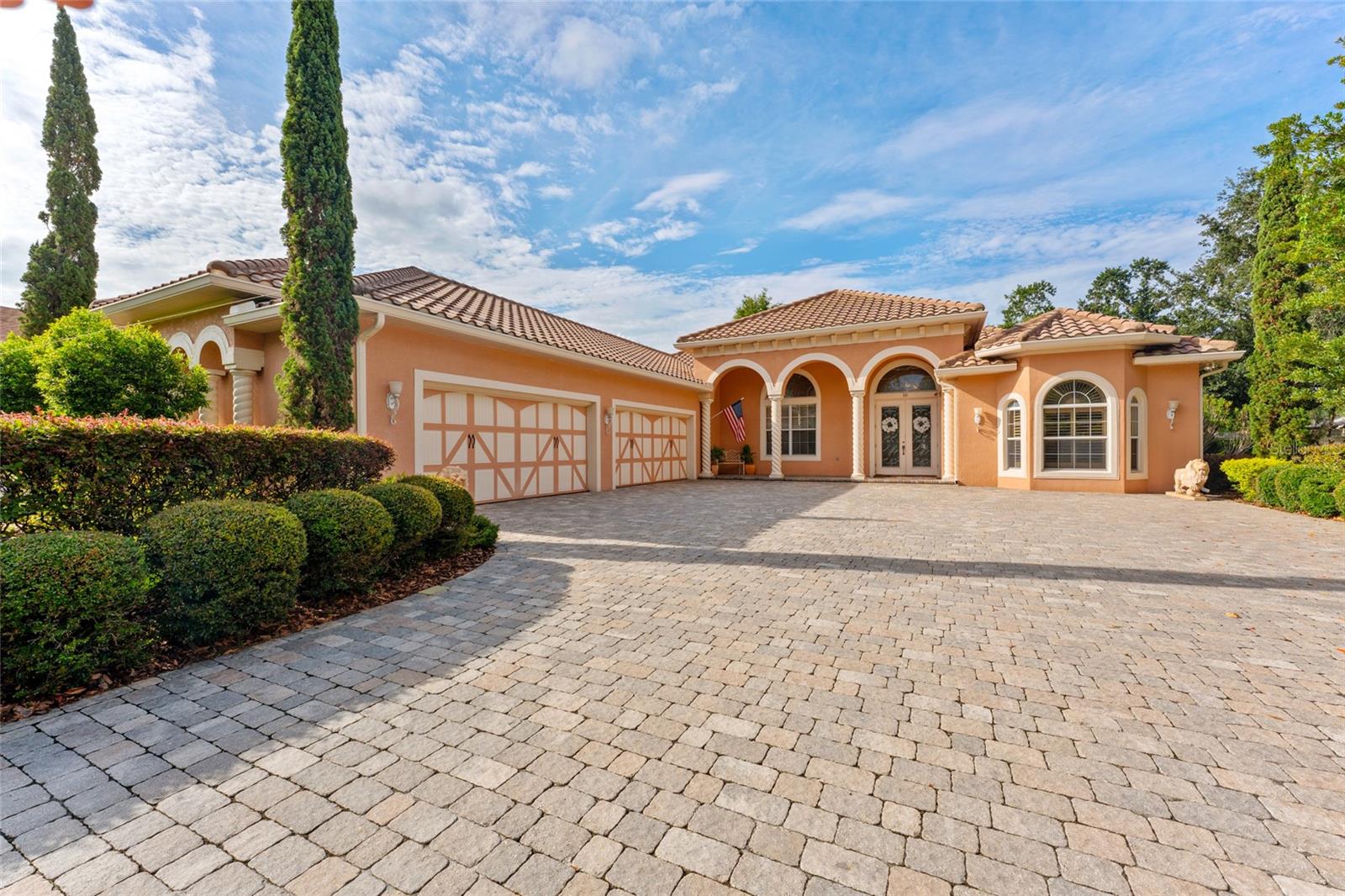 Single Family Residence in BRANDON, FL - Daniel Dourado