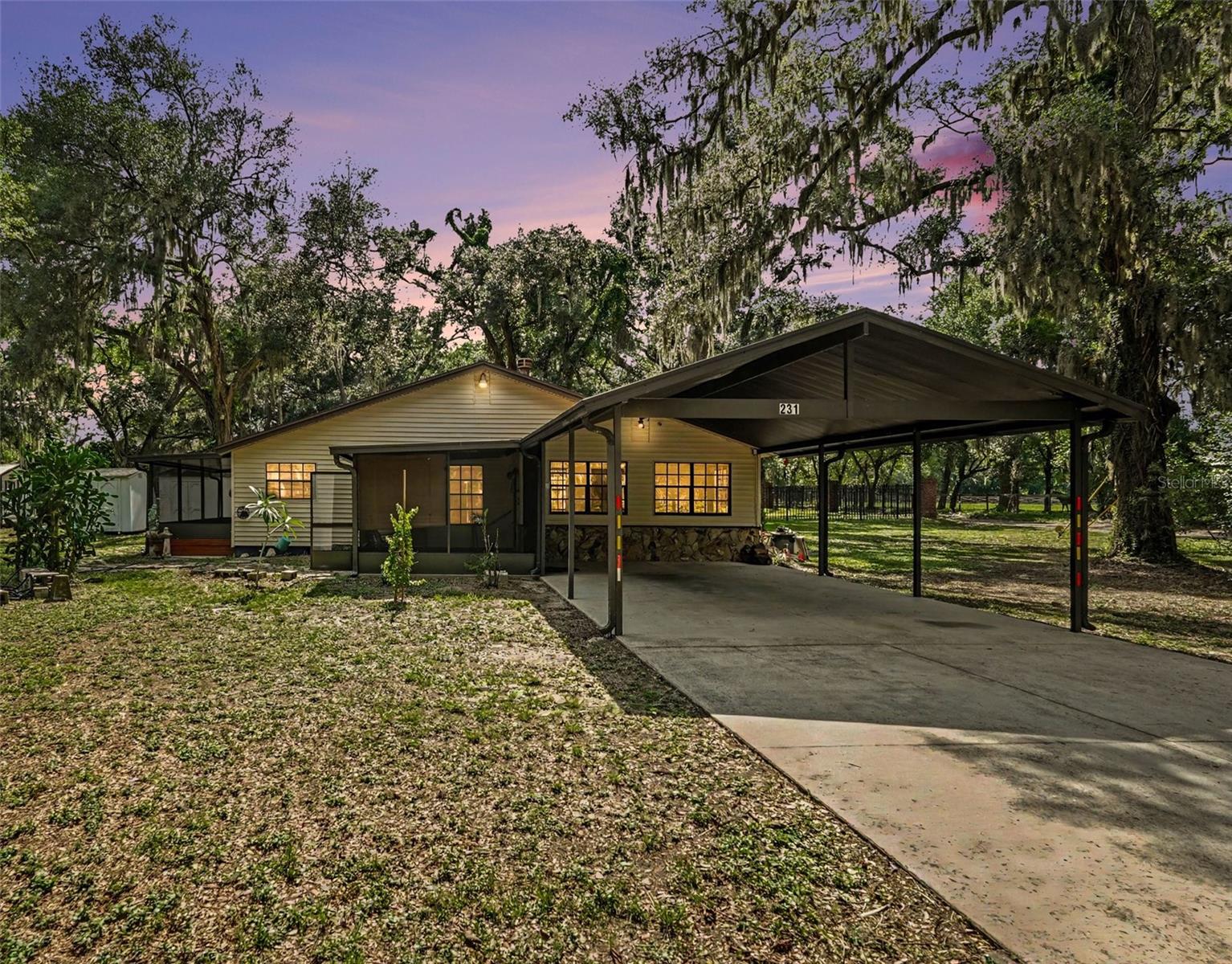 Single Family Residence in BRANDON, FL - Daniel Dourado
