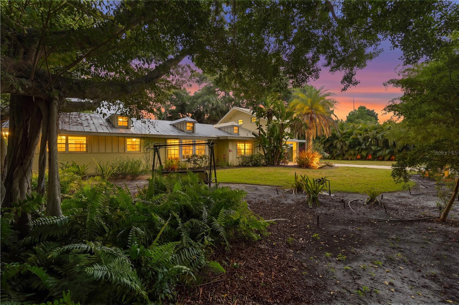 Single Family Residence in SARASOTA, FL - Daniel Dourado