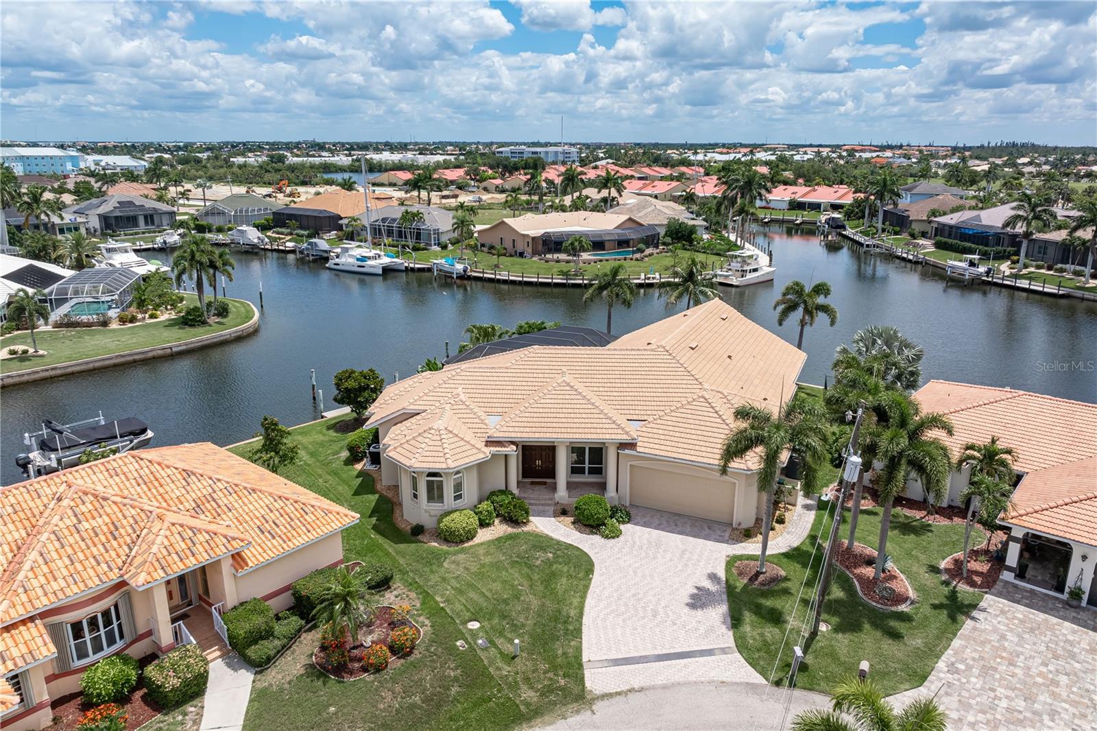 Single Family Residence in PUNTA GORDA, FL - Daniel Dourado