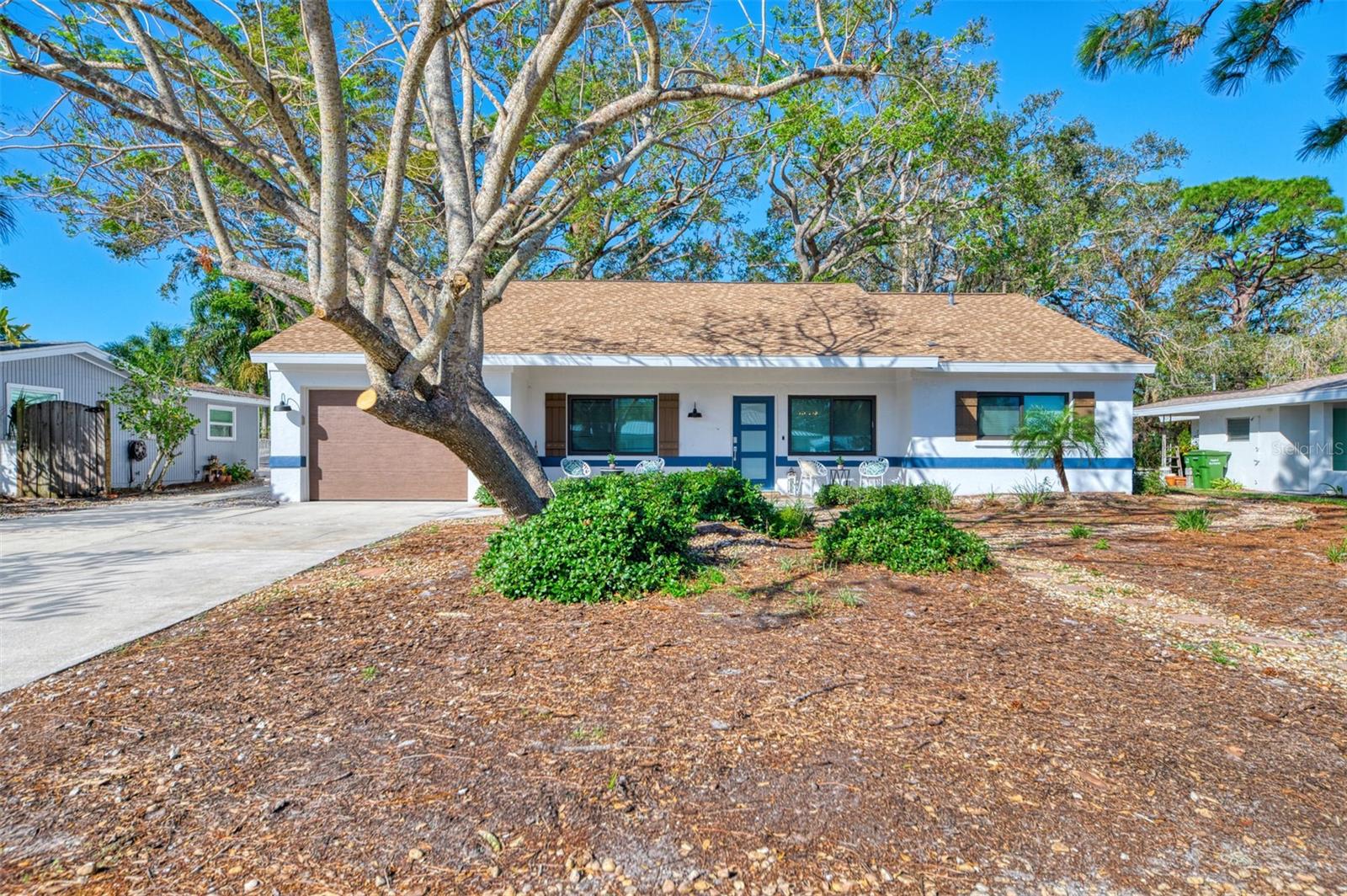 Single Family Residence in SARASOTA, FL - Daniel Dourado
