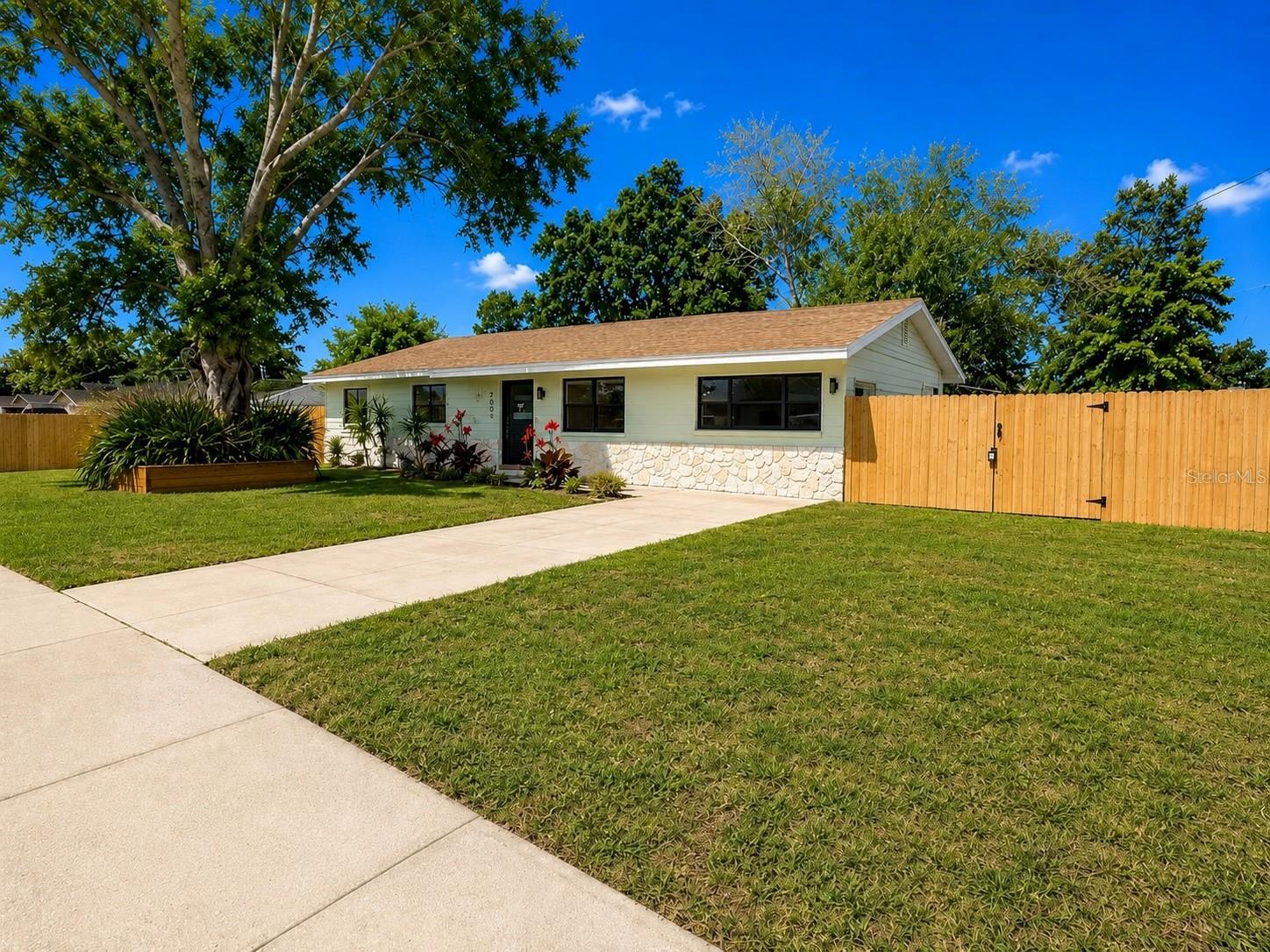 Single Family Residence em PINELLAS PARK, FL - Daniel Dourado