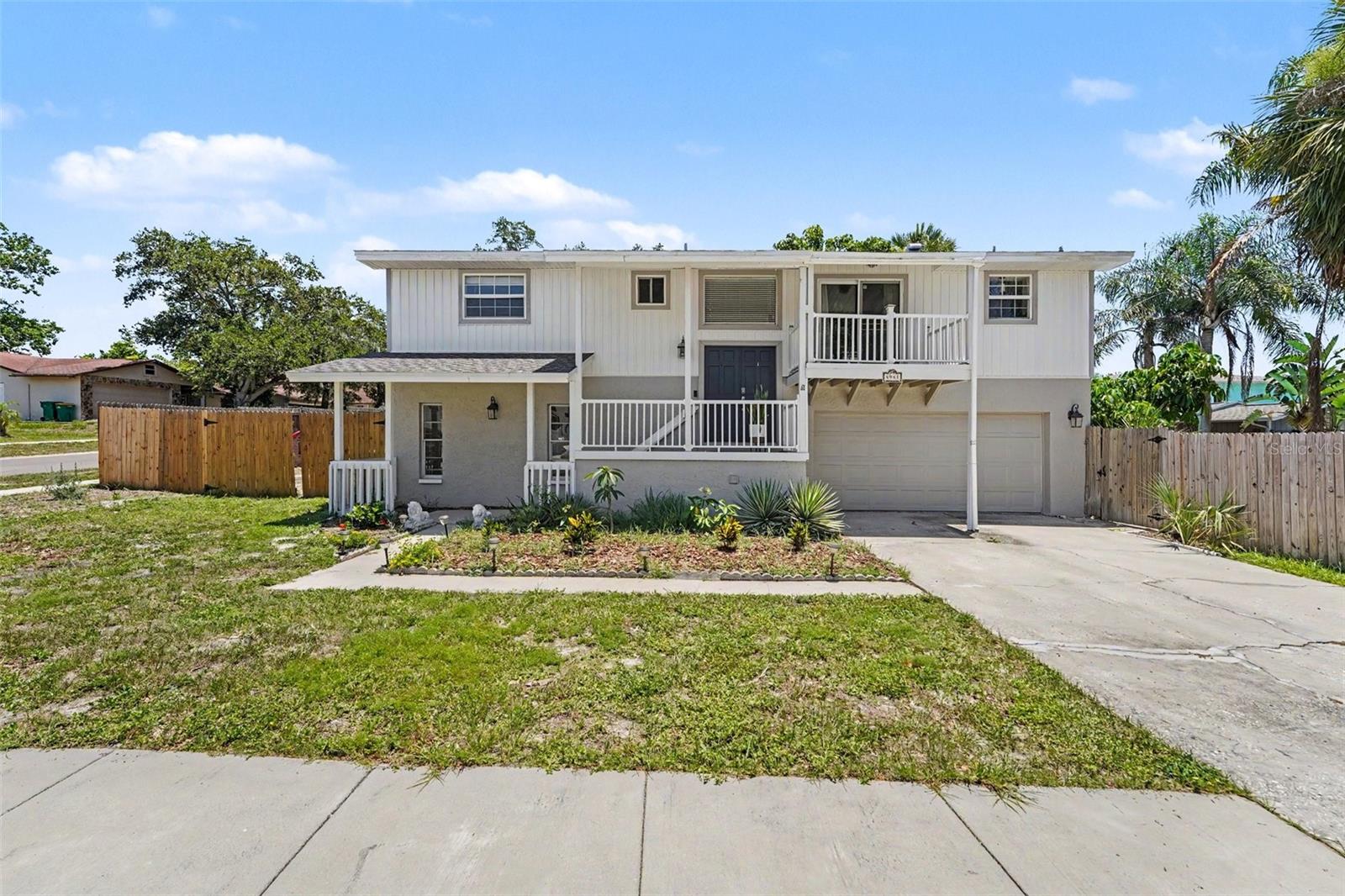 Single Family Residence in PALM HARBOR, FL - Daniel Dourado