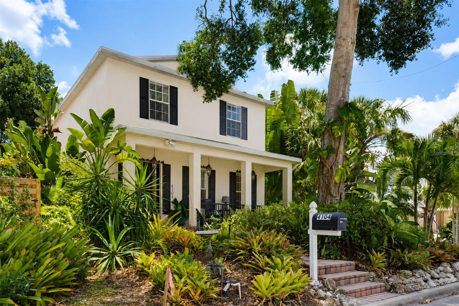 Single Family Residence in SARASOTA, FL - Daniel Dourado