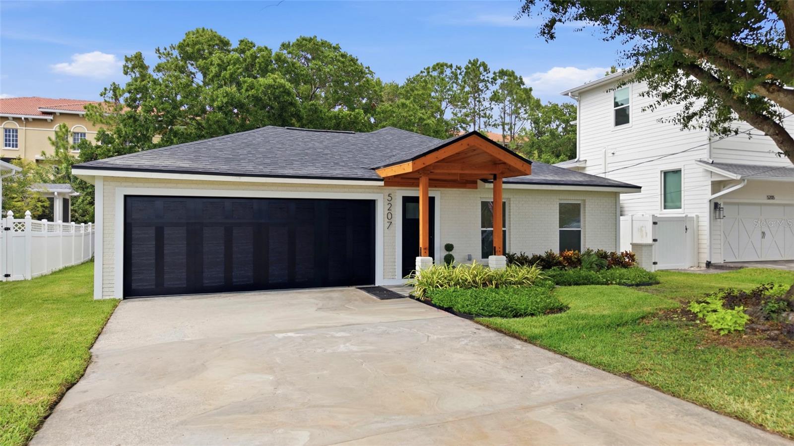 Single Family Residence in TAMPA, FL - Daniel Dourado