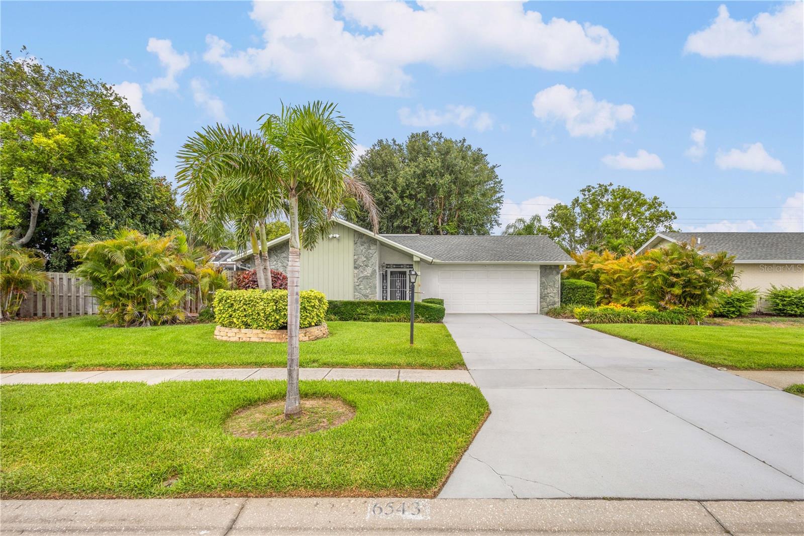 Single Family Residence in SARASOTA, FL - Daniel Dourado