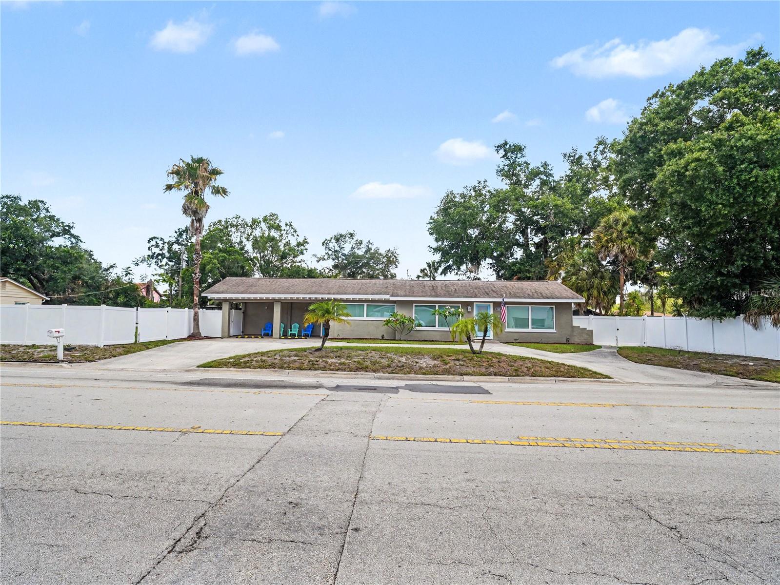 Single Family Residence in SARASOTA, FL - Daniel Dourado