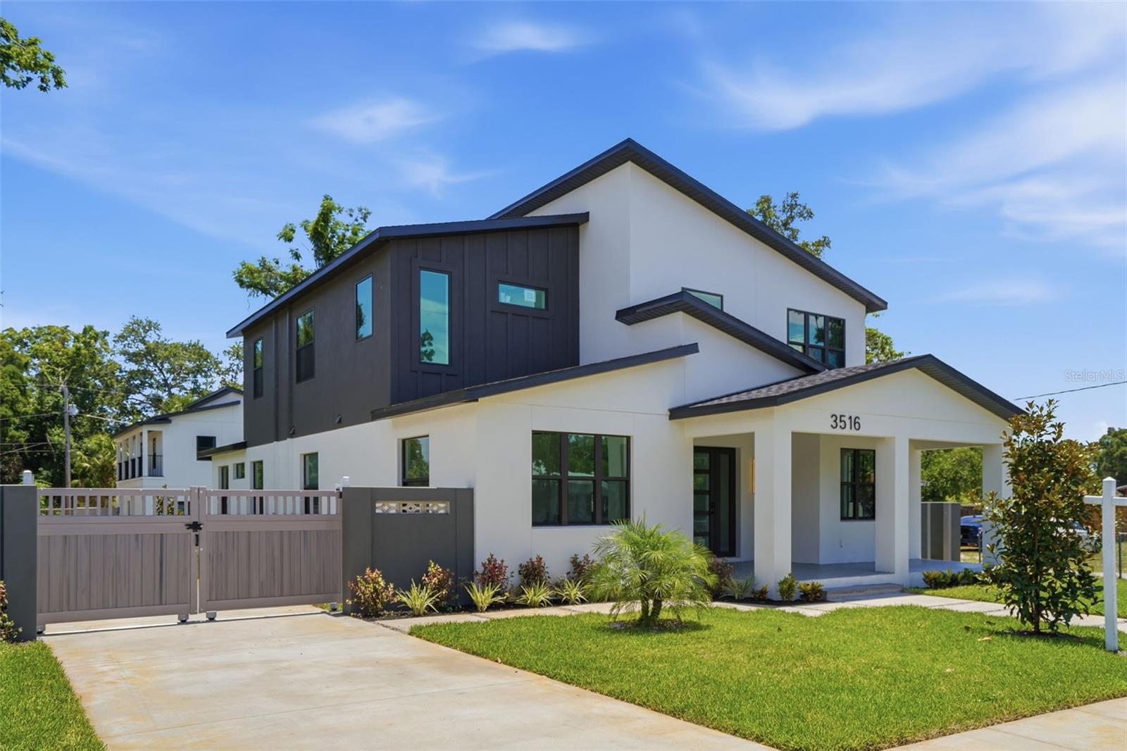 Single Family Residence in ST PETERSBURG, FL - Daniel Dourado