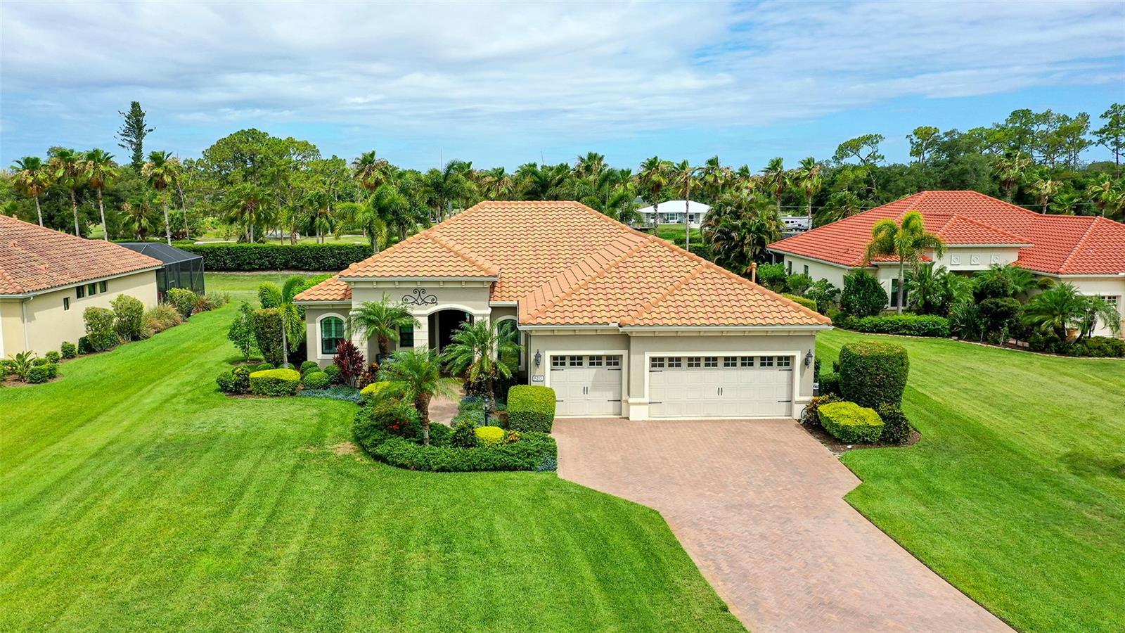 Single Family Residence in SARASOTA, FL - Daniel Dourado