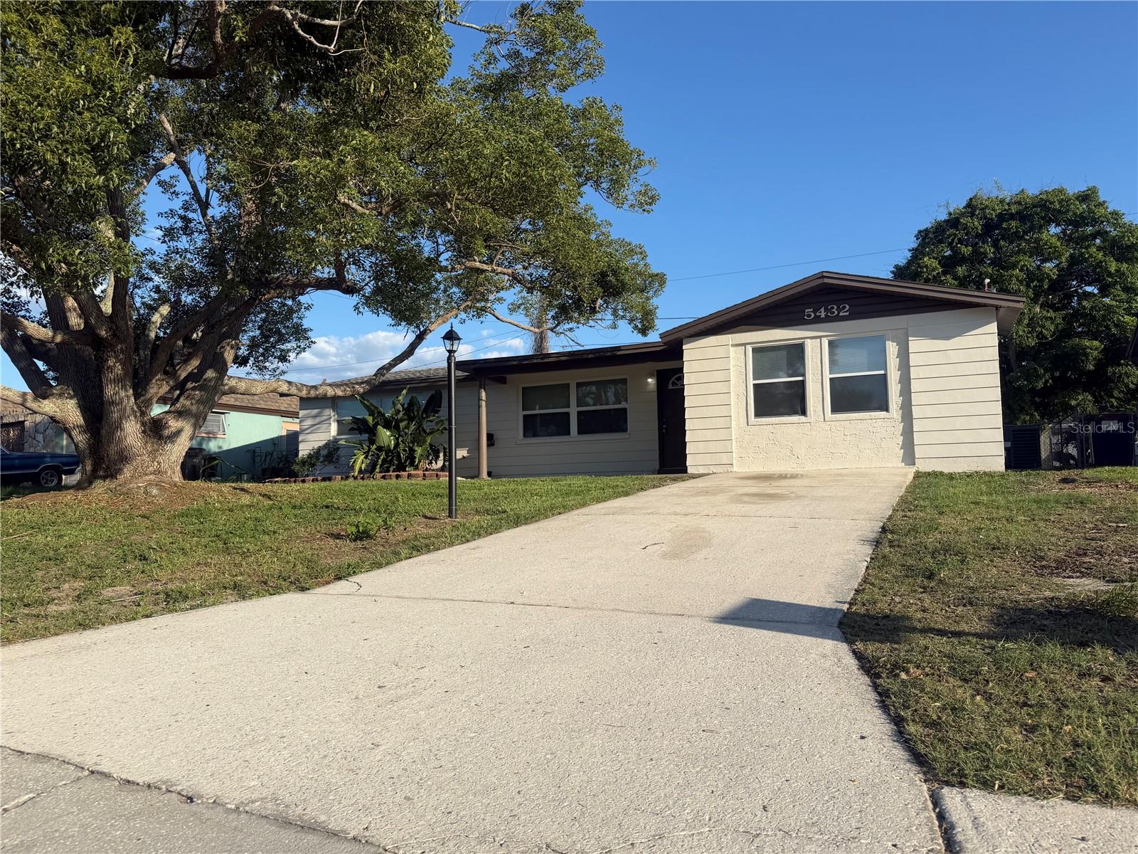 Single Family Residence in NEW PORT RICHEY, FL - Daniel Dourado