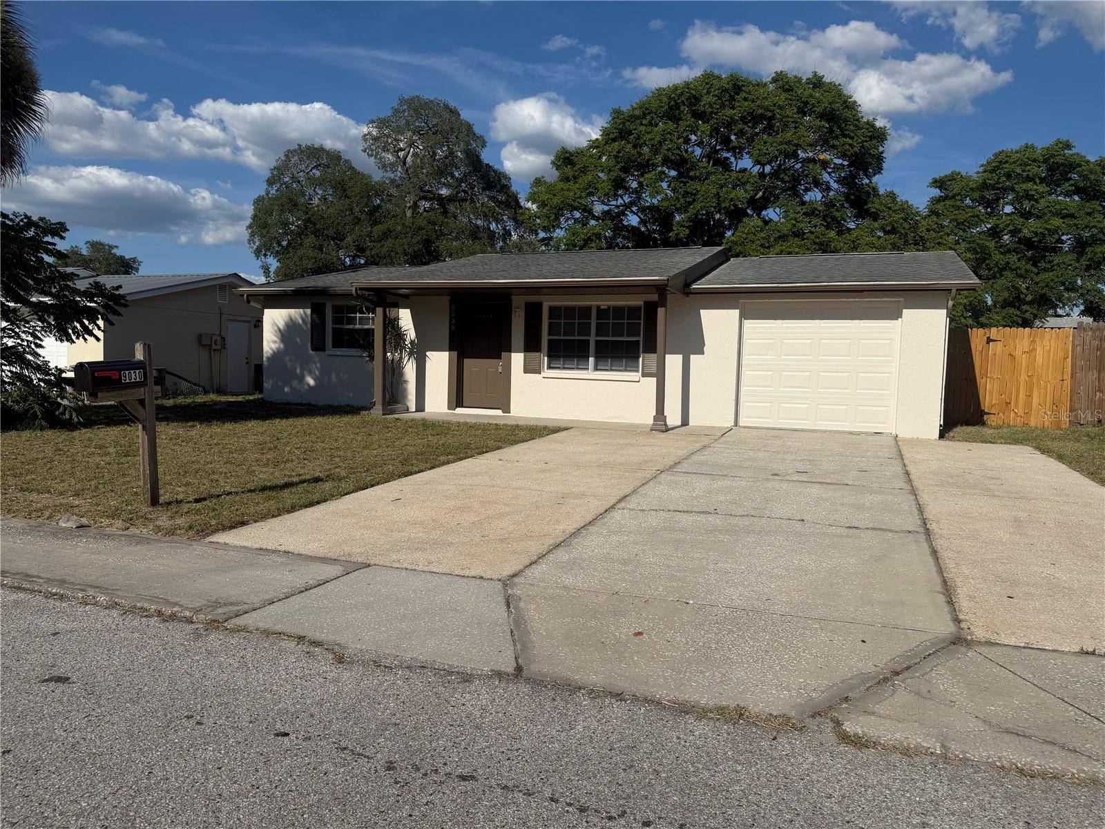 Single Family Residence in PORT RICHEY, FL - Daniel Dourado