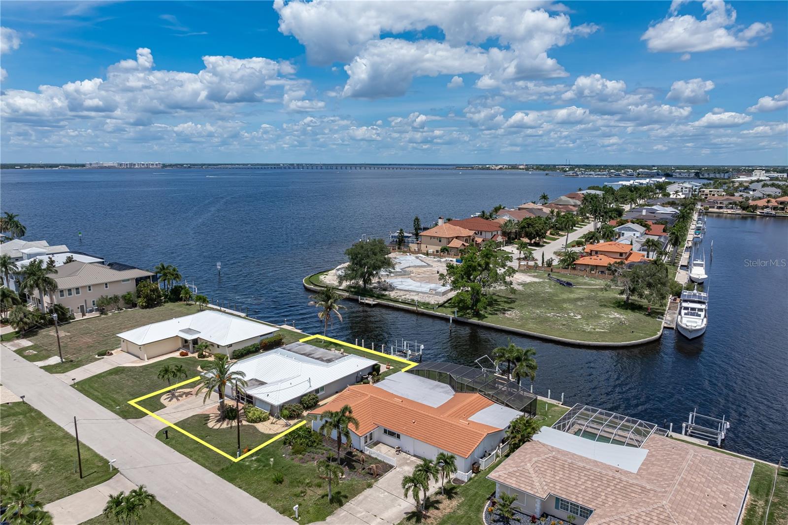 Single Family Residence in PUNTA GORDA, FL - Daniel Dourado