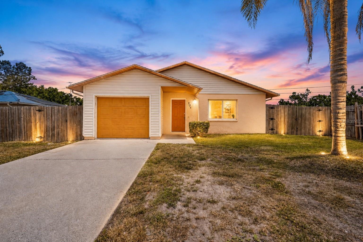 Single Family Residence in PALMETTO, FL - Daniel Dourado