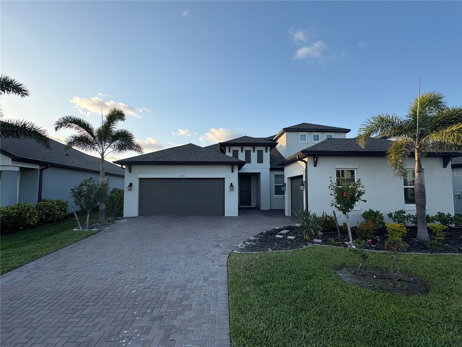 Single Family Residence in SARASOTA, FL - Daniel Dourado