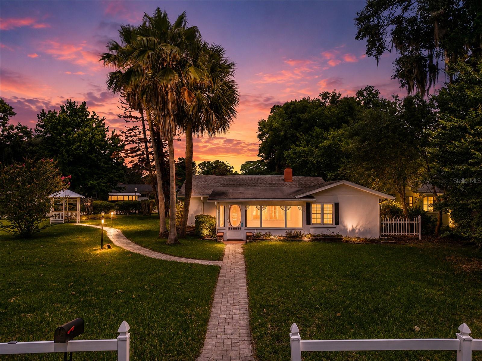 Single Family Residence in MOUNT DORA, FL - Daniel Dourado