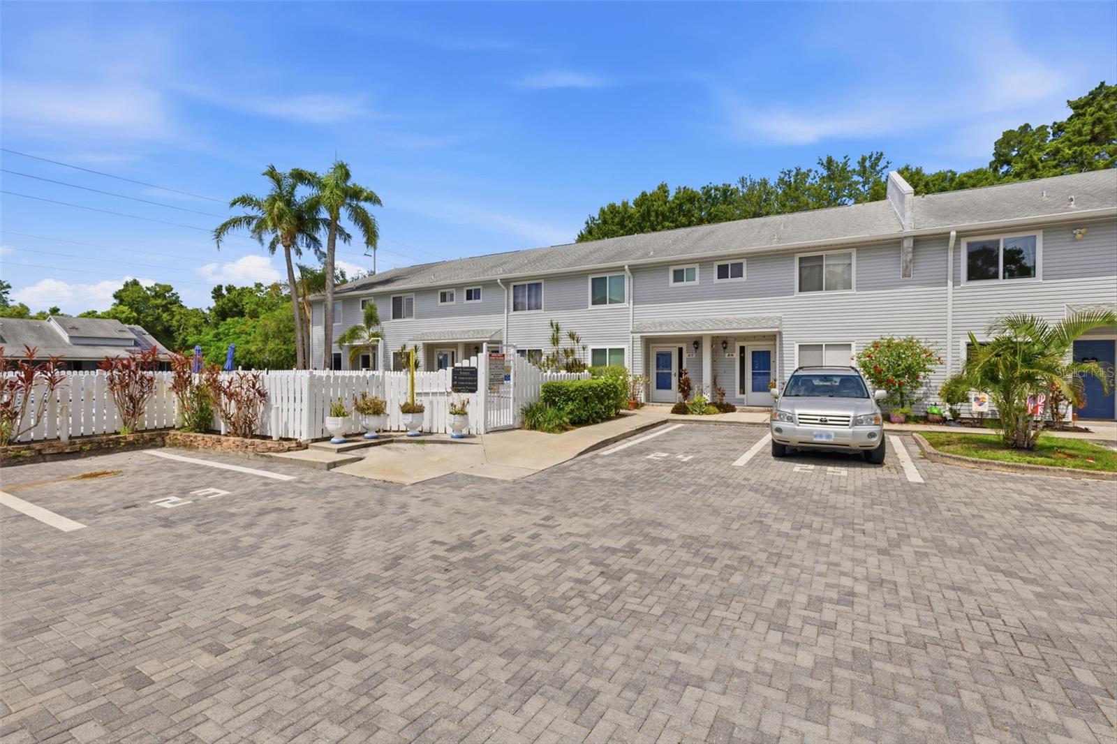 Townhouse in DUNEDIN, FL - Daniel Dourado