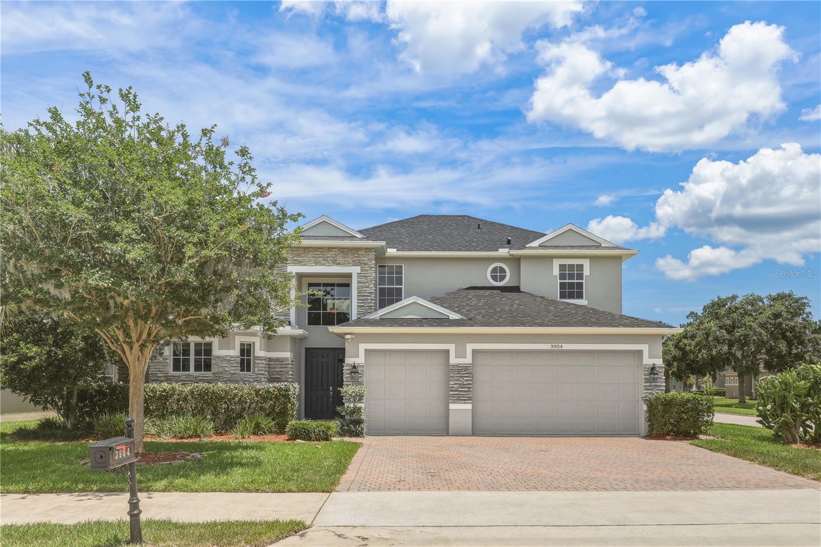 Single Family Residence in OVIEDO, FL - Daniel Dourado
