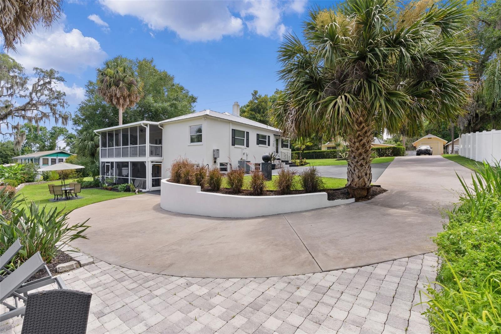 Single Family Residence in MOUNT DORA, FL - Daniel Dourado