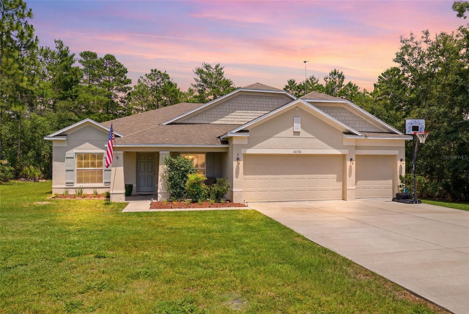 Single Family Residence em WEEKI WACHEE, FL - Daniel Dourado