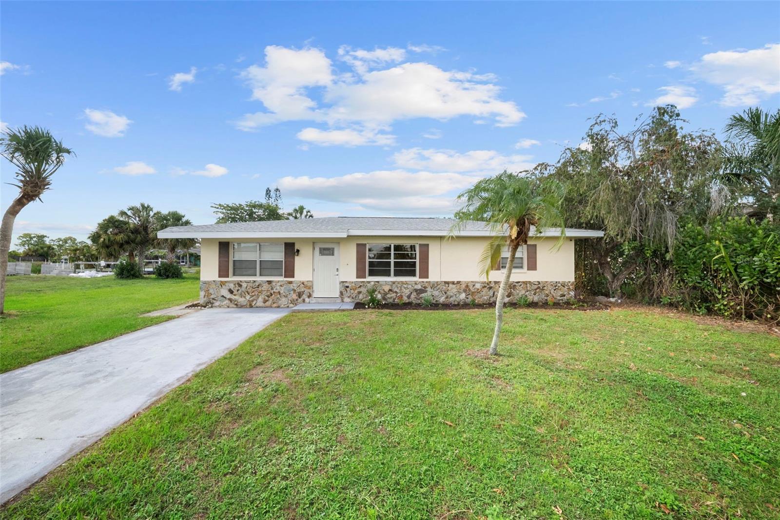 Single Family Residence in PUNTA GORDA, FL - Daniel Dourado