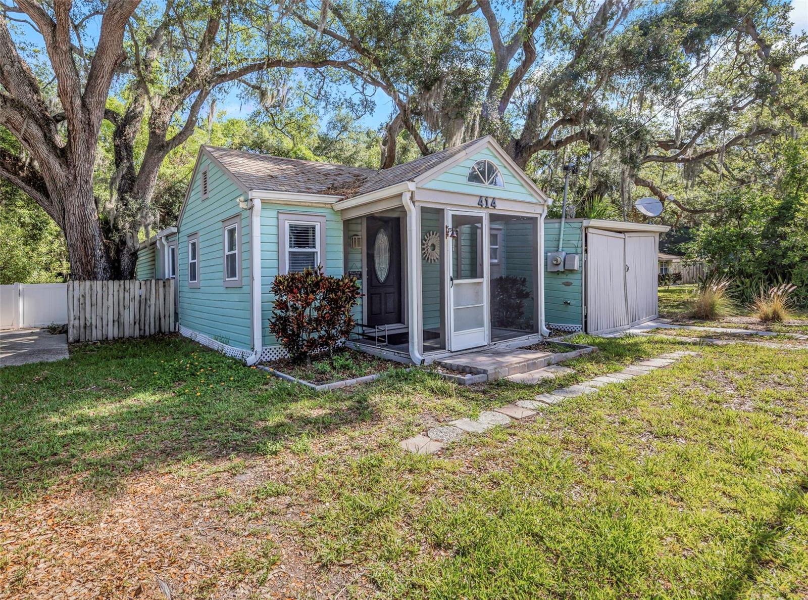 Single Family Residence in PALM HARBOR, FL - Daniel Dourado