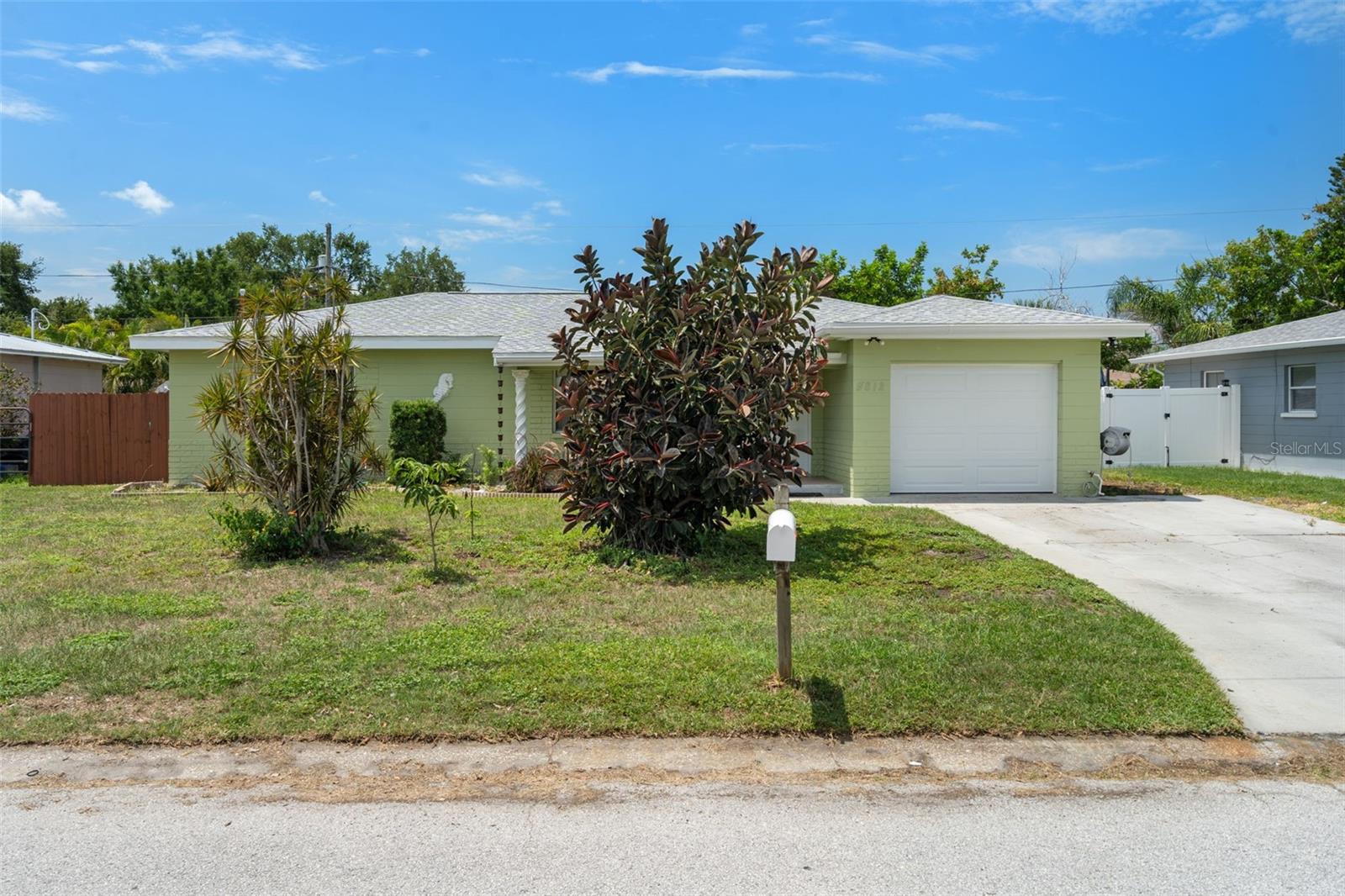 Single Family Residence in ST PETERSBURG, FL - Daniel Dourado