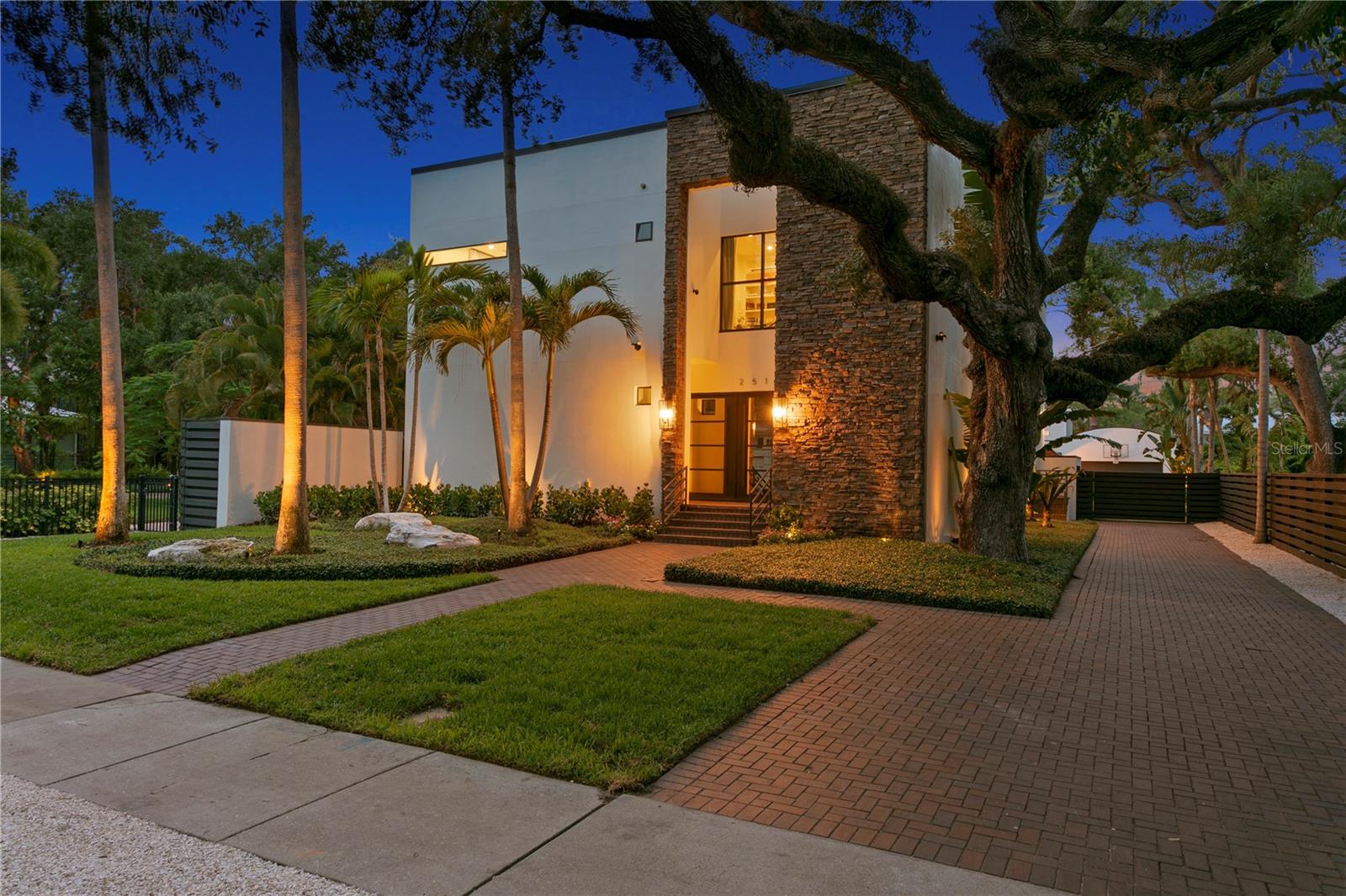 Single Family Residence in TAMPA, FL - Daniel Dourado