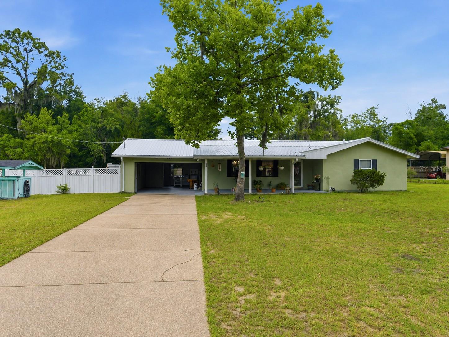 Single Family Residence em INTERLACHEN, FL - Daniel Dourado