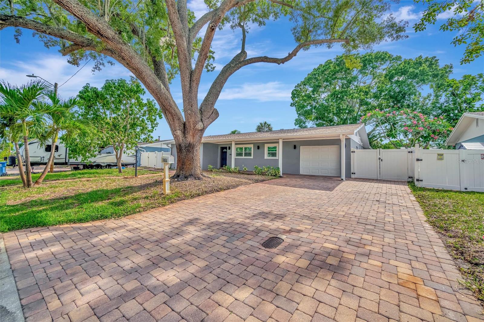 Single Family Residence in ST PETERSBURG, FL - Daniel Dourado