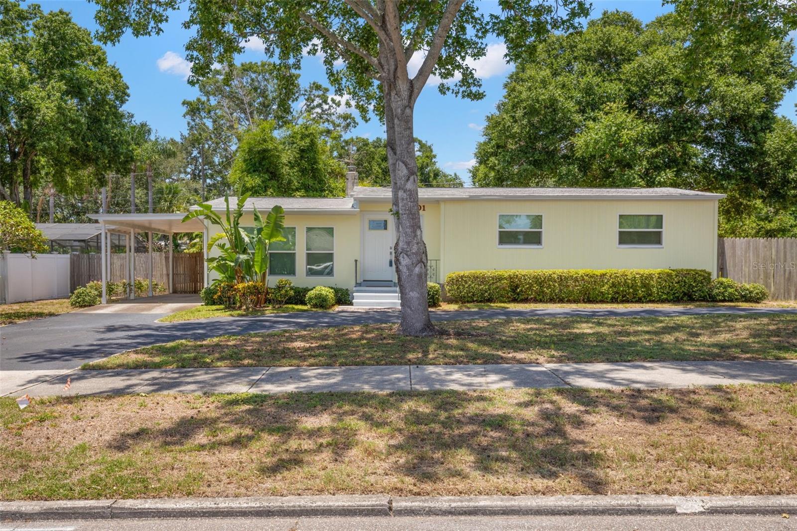 Single Family Residence in ST PETERSBURG, FL - Daniel Dourado