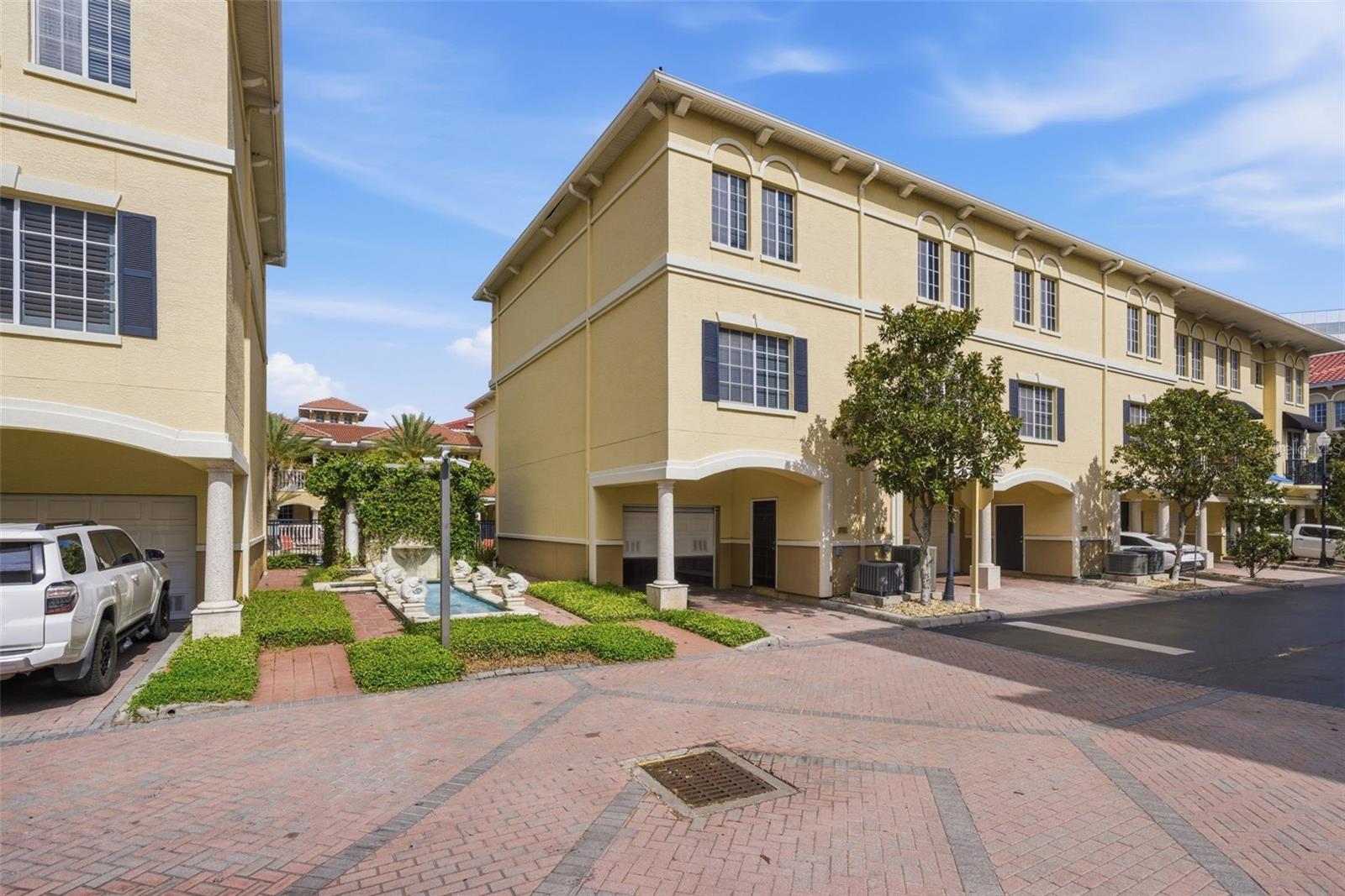 Condominium in TAMPA, FL - Daniel Dourado