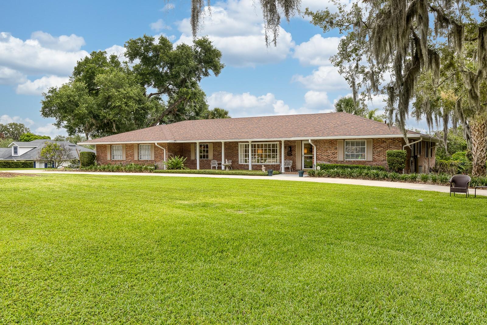 Single Family Residence in HOWEY IN THE HILLS, FL - Daniel Dourado