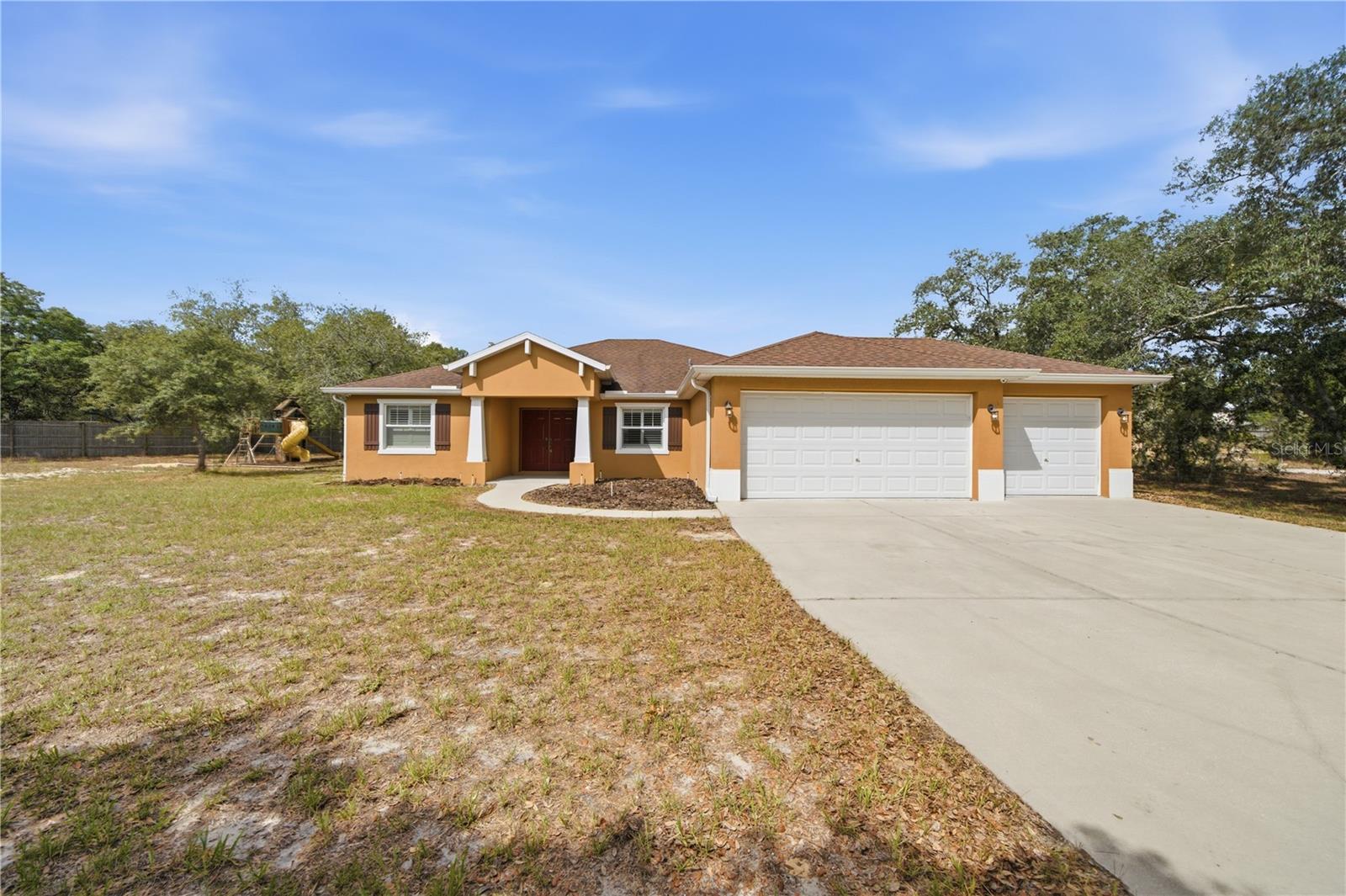 Single Family Residence in WEEKI WACHEE, FL - Daniel Dourado
