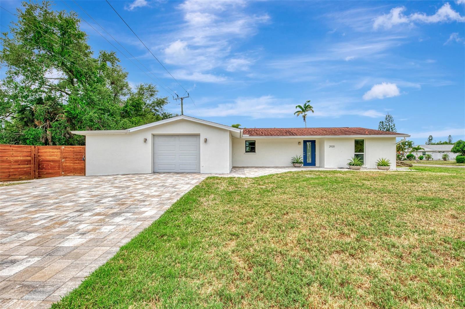 Single Family Residence in SARASOTA, FL - Daniel Dourado