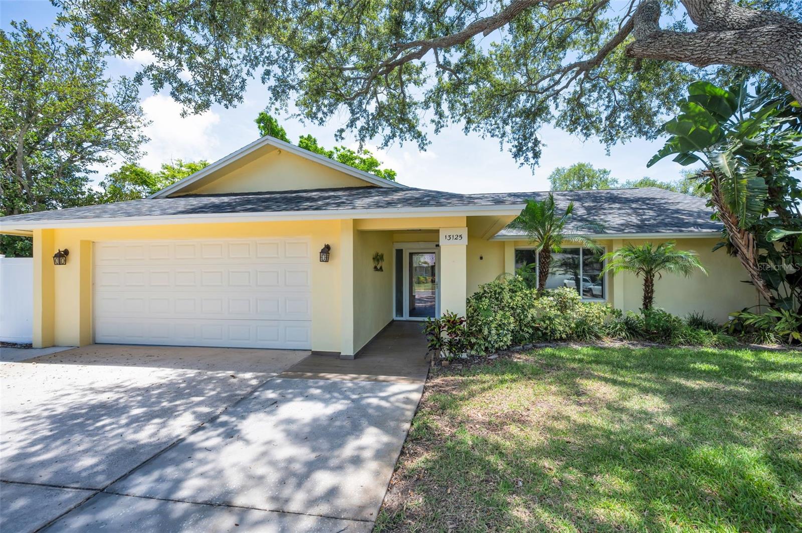 Single Family Residence in LARGO, FL - Daniel Dourado