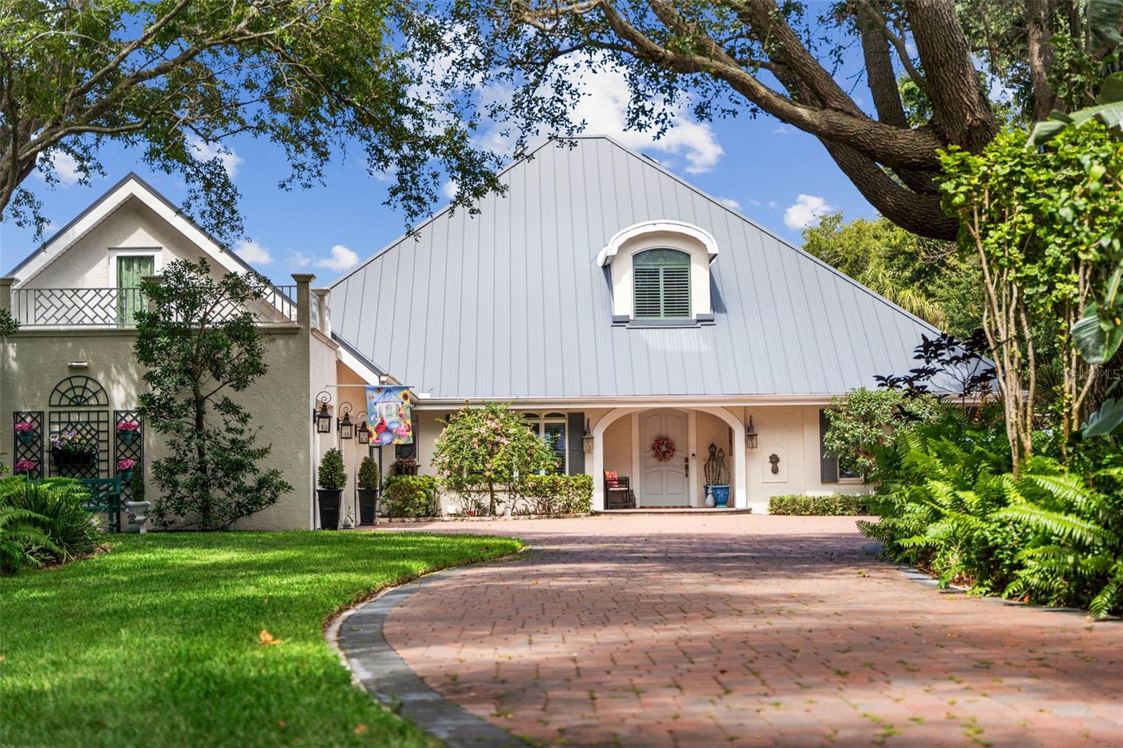Single Family Residence in SARASOTA, FL - Daniel Dourado