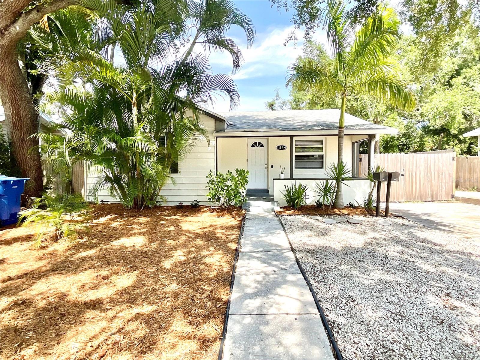 Single Family Residence in ST PETERSBURG, FL - Daniel Dourado