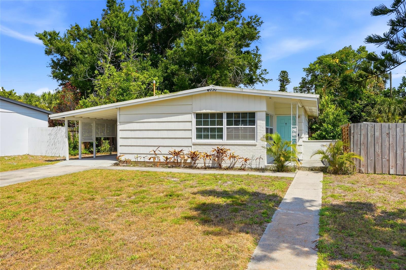 Single Family Residence in ST PETERSBURG, FL - Daniel Dourado