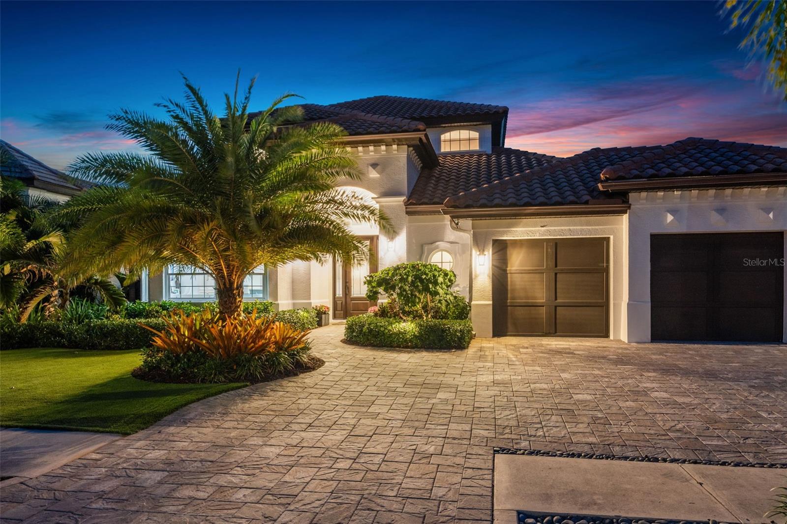 Single Family Residence in SARASOTA, FL - Daniel Dourado