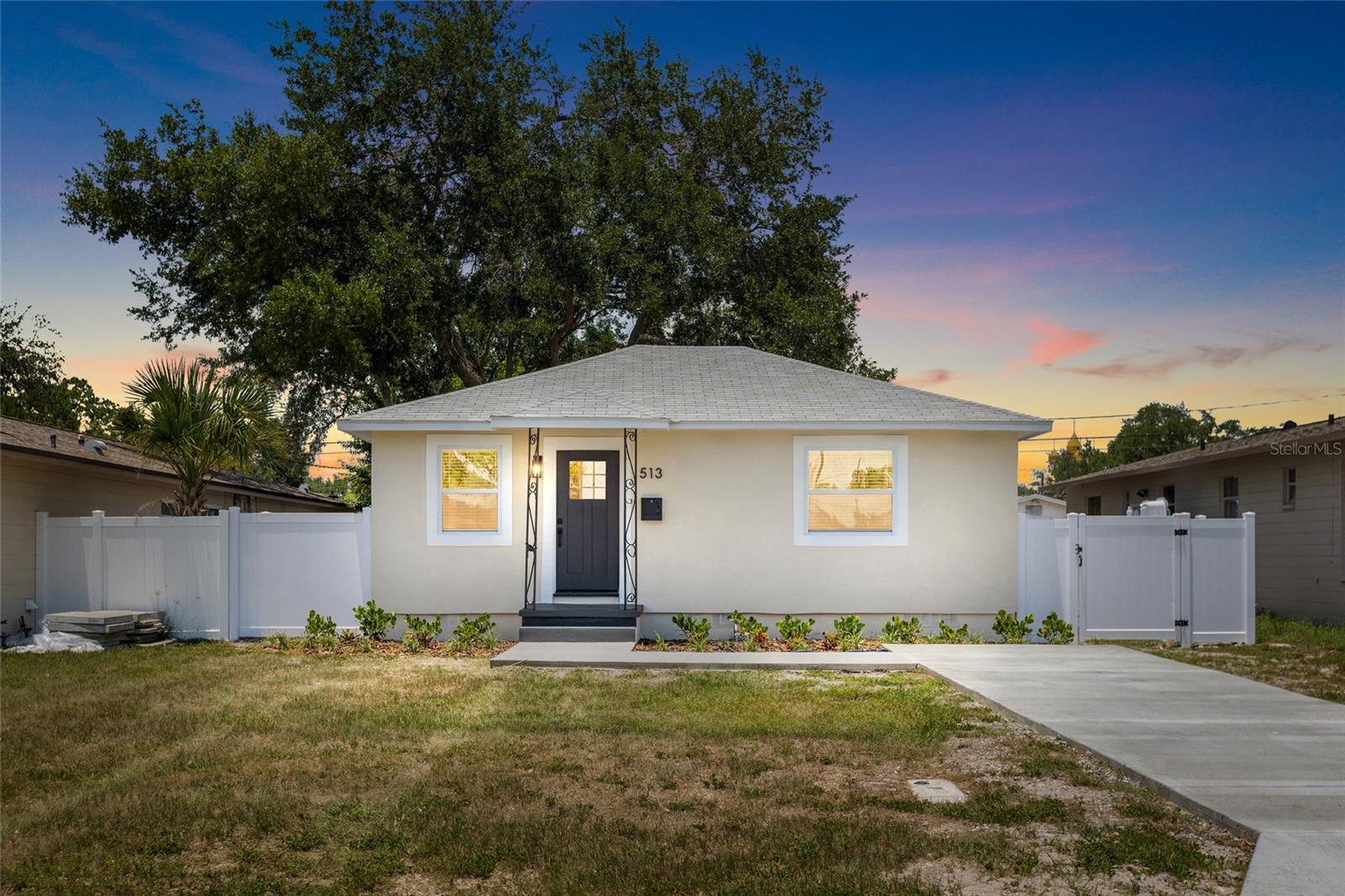 Single Family Residence in ST PETERSBURG, FL - Daniel Dourado