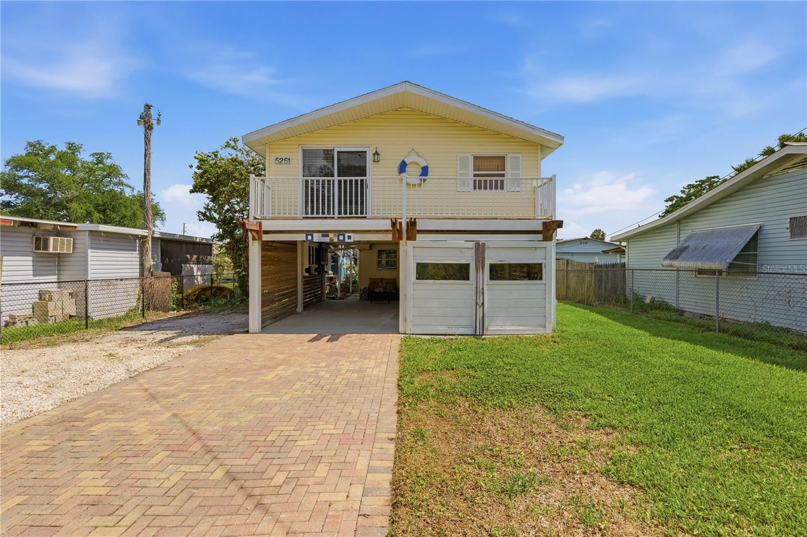 Single Family Residence in WEEKI WACHEE, FL - Daniel Dourado