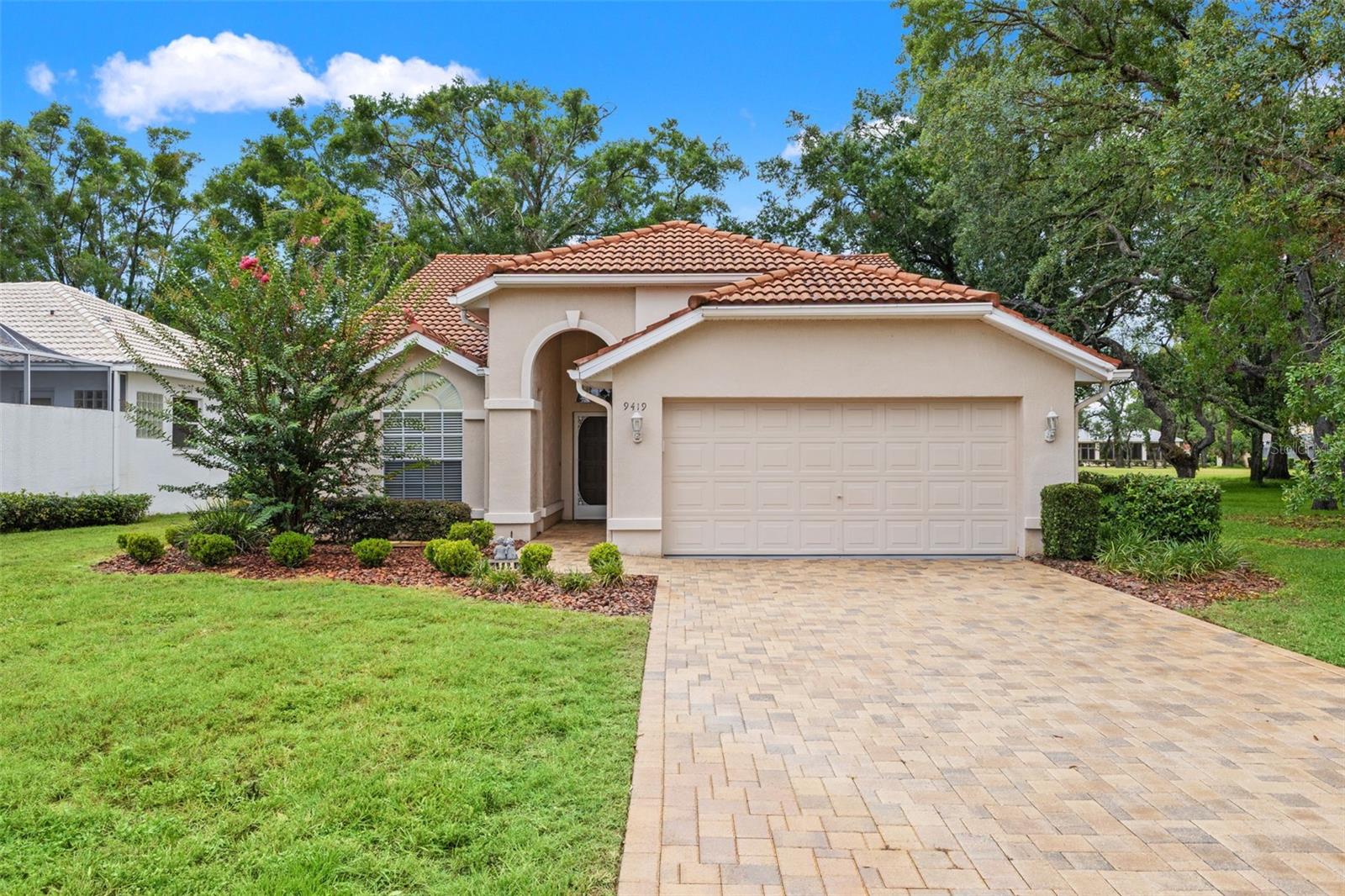 Single Family Residence in WEEKI WACHEE, FL - Daniel Dourado