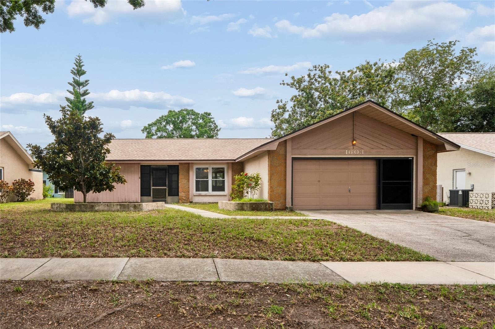 Single Family Residence in PALM HARBOR, FL - Daniel Dourado
