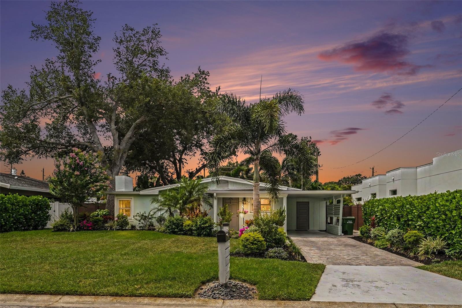 Single Family Residence in SARASOTA, FL - Daniel Dourado